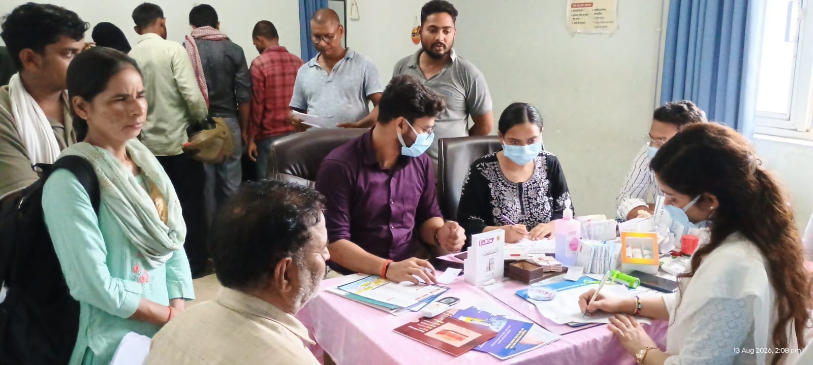 शहर के गोराबाजार स्थित मेडिकल कॉलेज अस्पताल के चर्म रोग विभाग की ओपीडी में मरीजों को देखतीं डॉ.