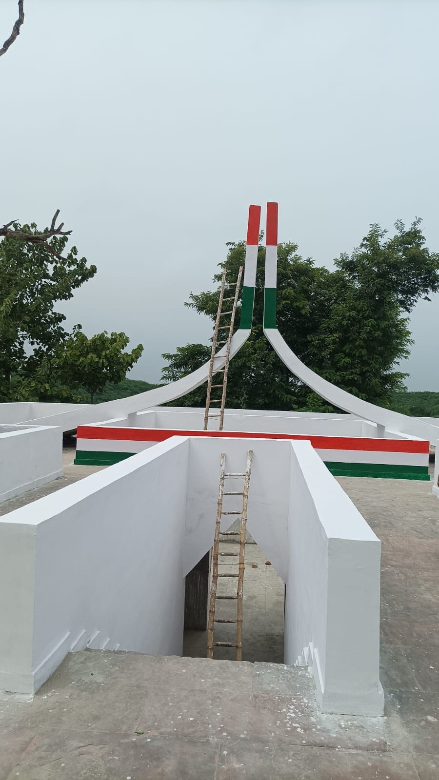 शहादत का प्रतीक देवकली मंदिर के पास बना शहीद स्मारक। संवाद