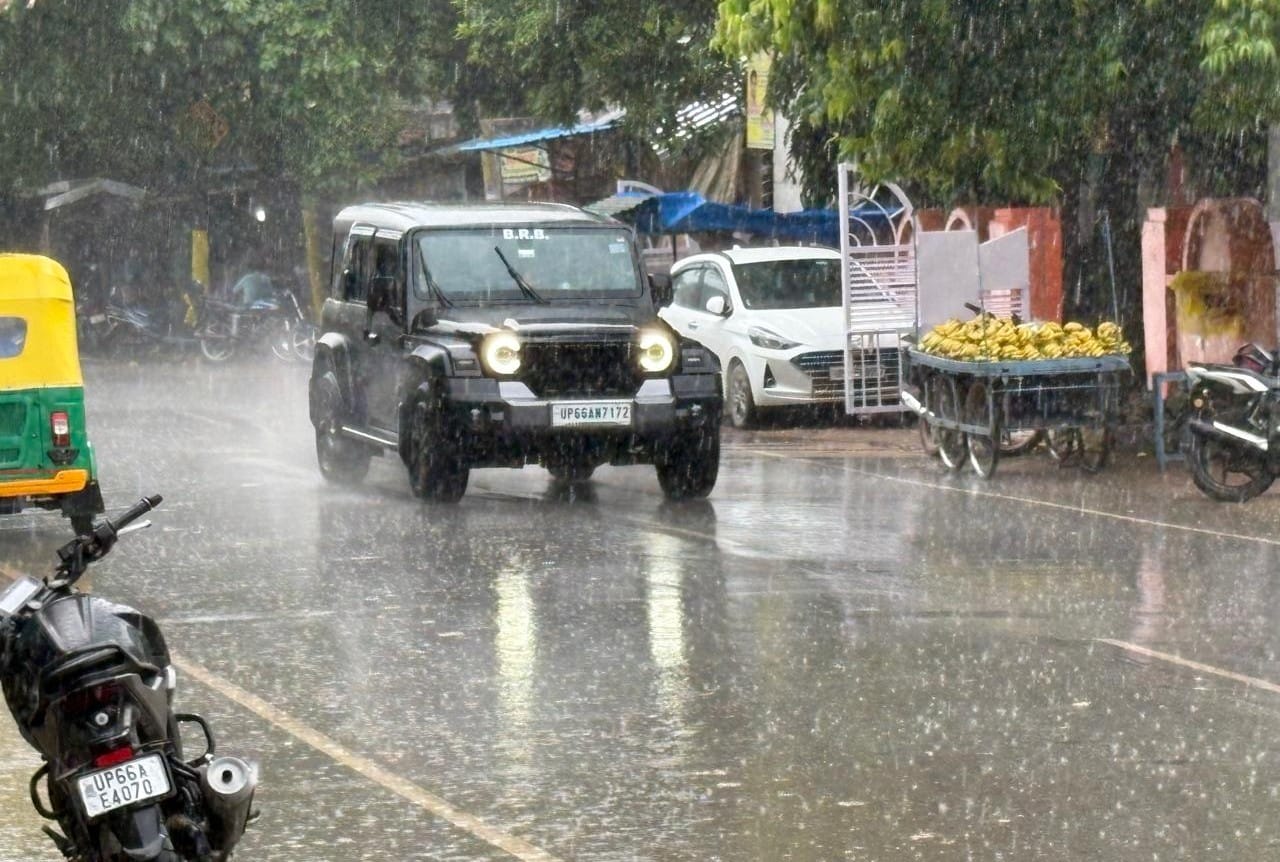 शाम के समय नगर में हो रही बरसात। संवाद