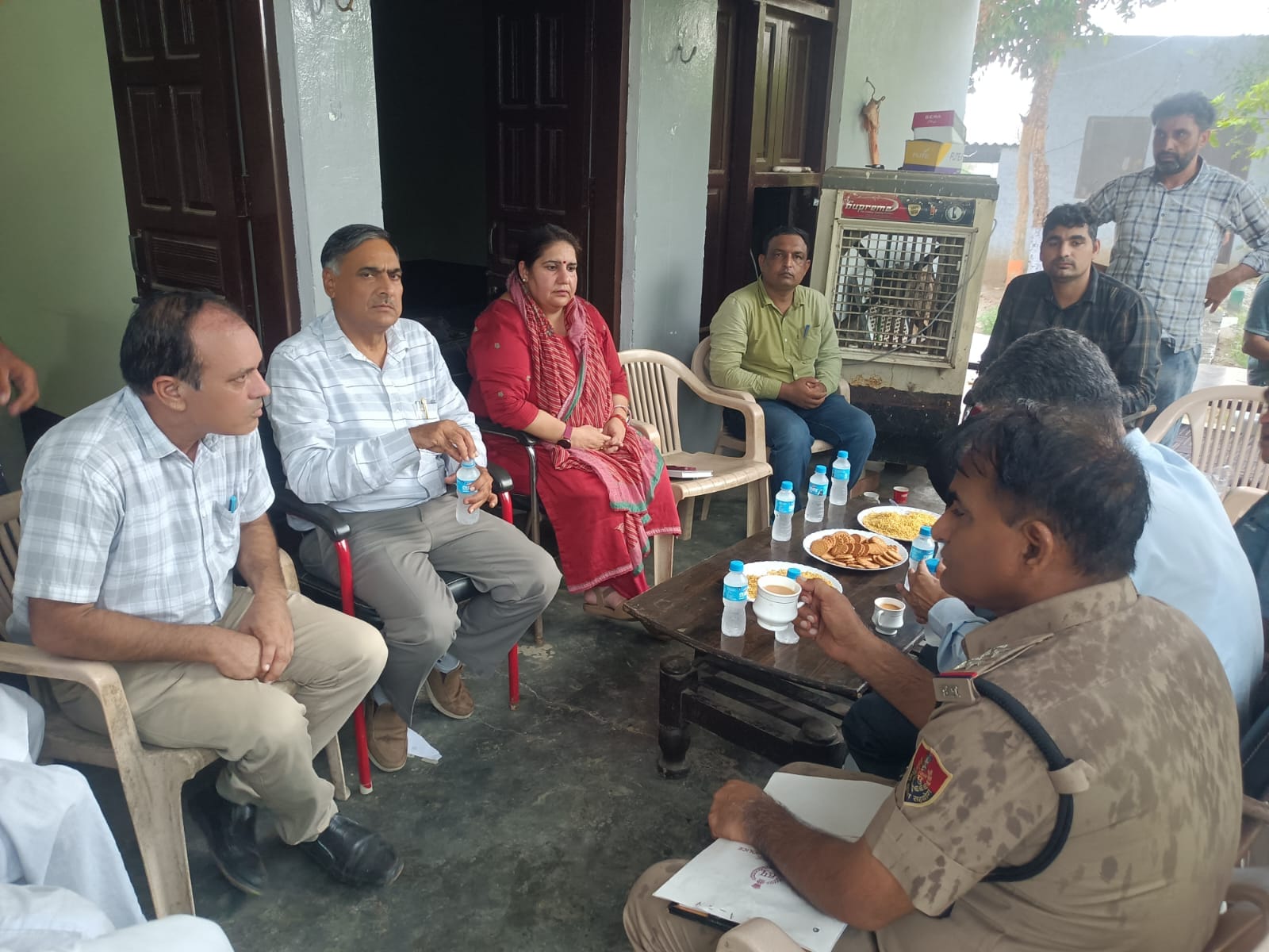 शुपालन विभाग व पुलिस की टीम गोशाला में जांच करते हुए।