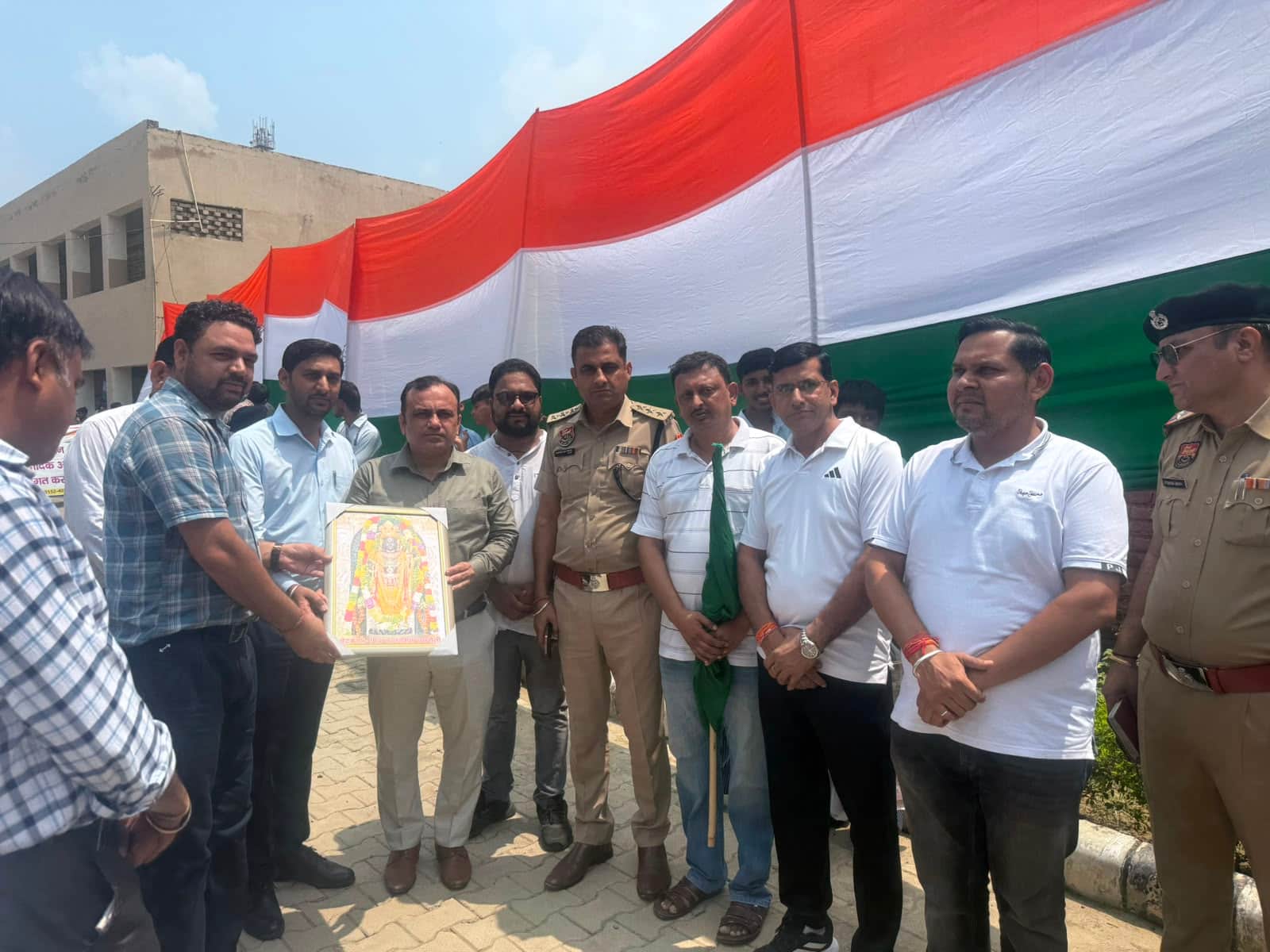 तिरंगा यात्रा के दौरान एसडीएम को सम्मानित करते कस्बे के लोग। संवाद
