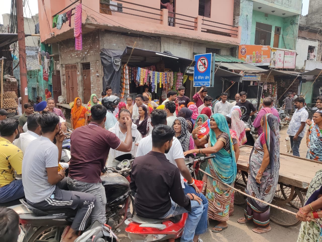 दुबे पड़ाव पर जाम लगातीं महिलाएं।