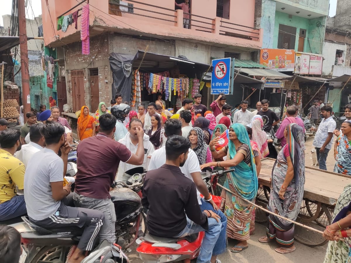 Aligarh News: जलभराव और अधूरे निर्माण से भड़का गुस्सा, सड़क पर लगाया जाम