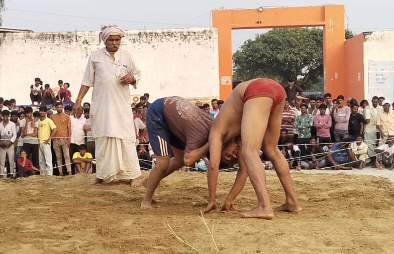 Aarti from Chhatari defeated Shivam from Kasganj in wrestling.