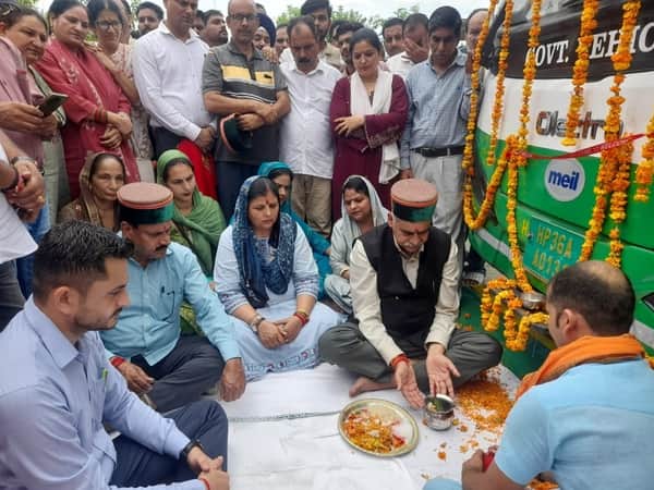 Operation of 13 new e-buses begins in Dehra and Shahpur.