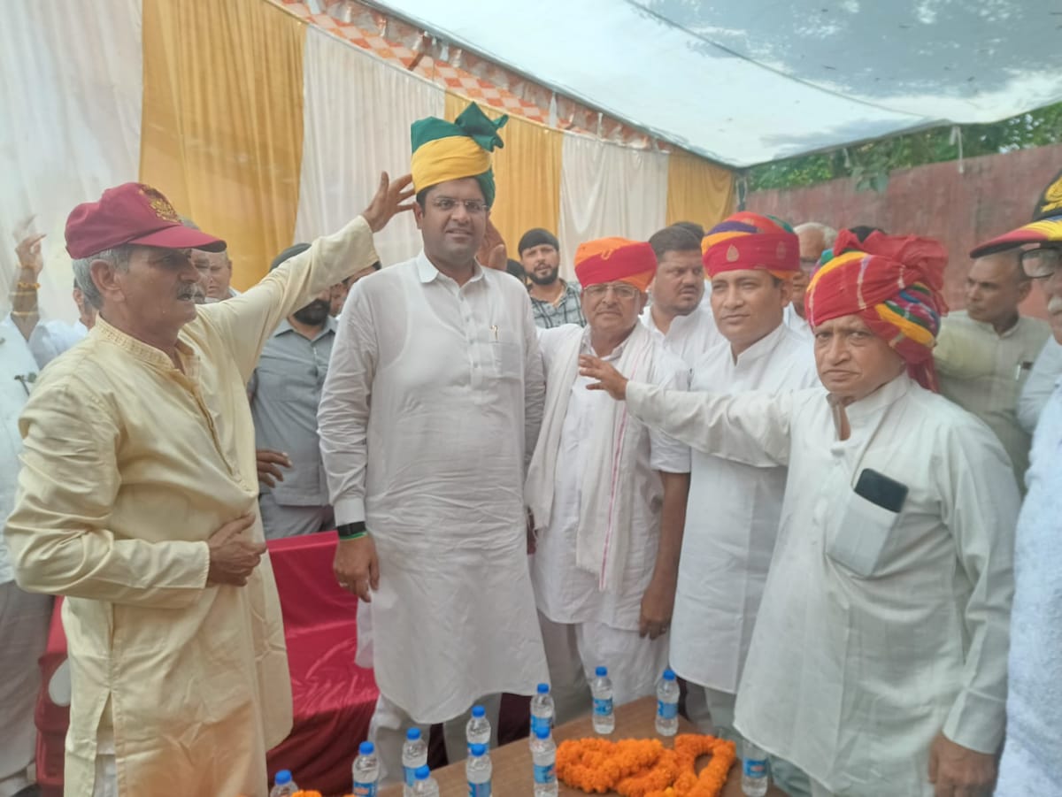 Rewari News: दुष्यंत चौटाला ने बावल क्षेत्र के गांवों का किया दौरा, कार्यकर्ताओं से चाय पर की चर्चा