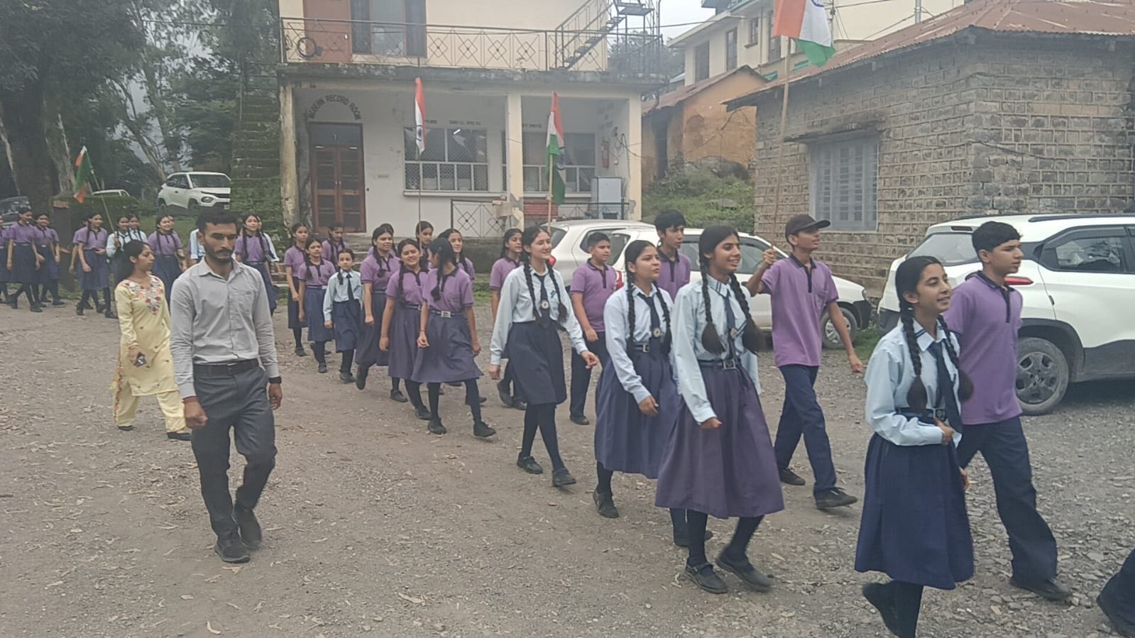 ददाहू में तिरंगा रैली निकालते विभिन्न स्कूलों के विद्यार्थी। संवाद