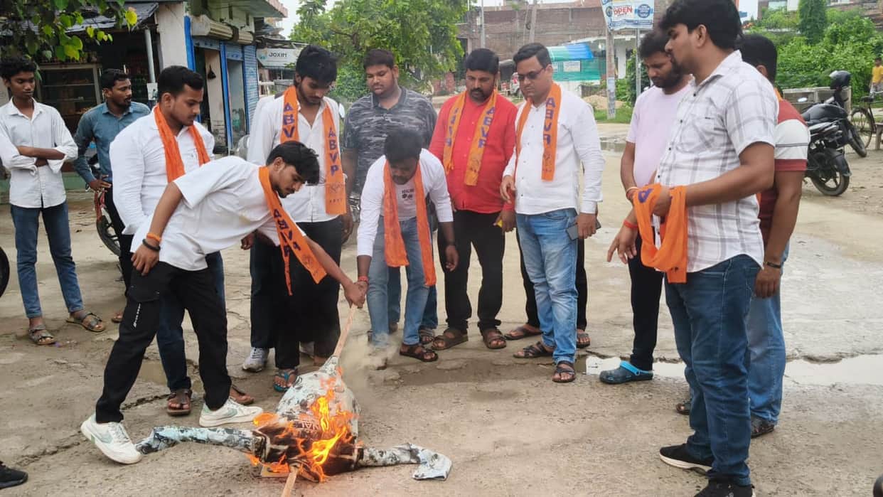 Jharkhand government's effigy burnt in protest against lathicharge on students