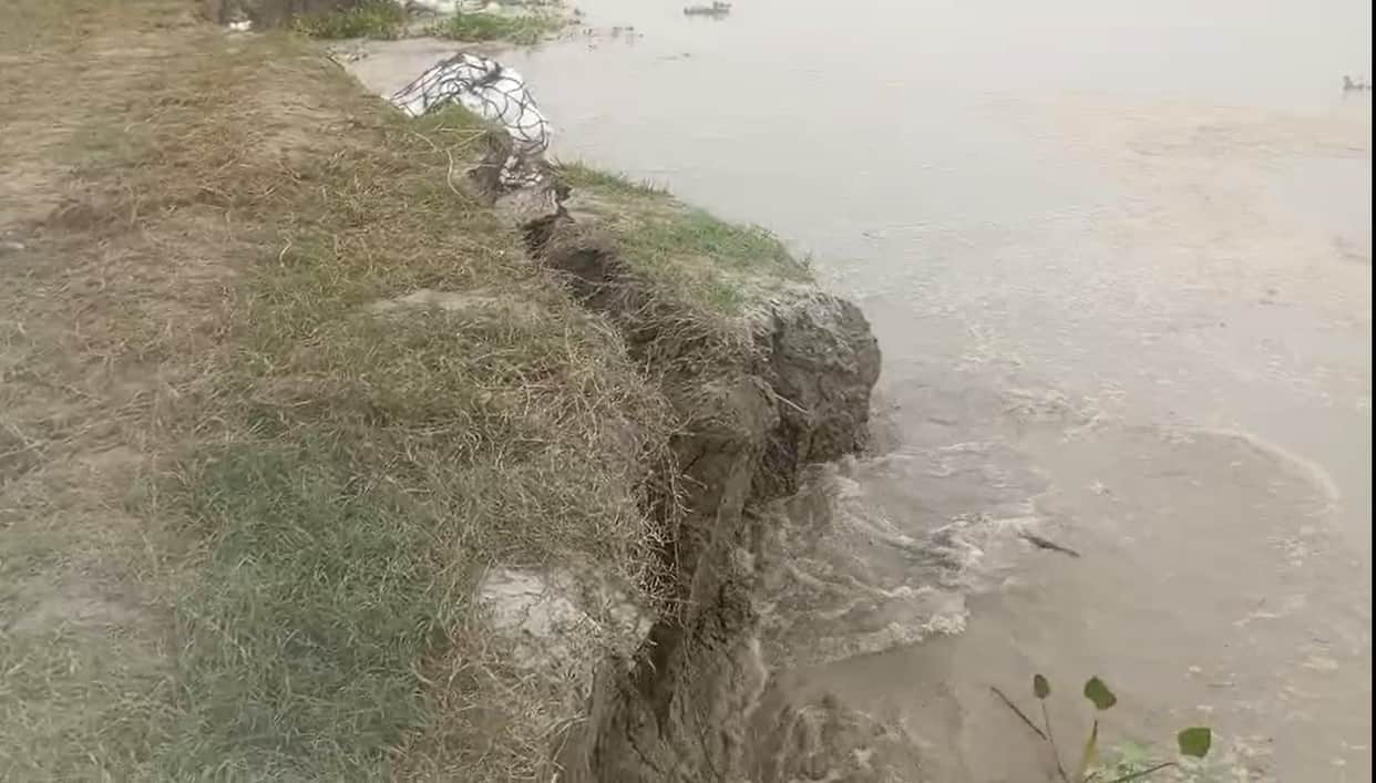 Erosion intensified in about one km area from Sahbadiya to Baramadpur.