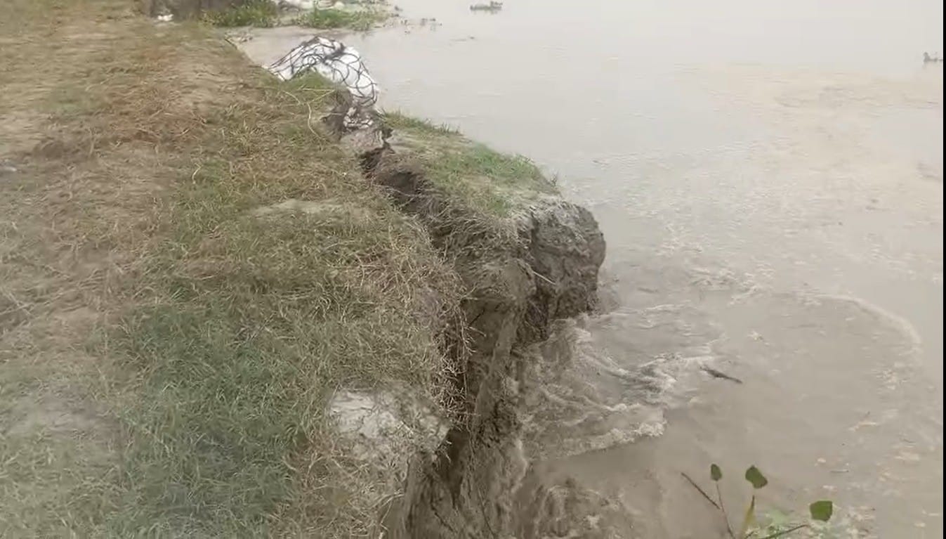 देवारा क्षेत्र के सहबदिया में कटान करती घाघरा। संवाद