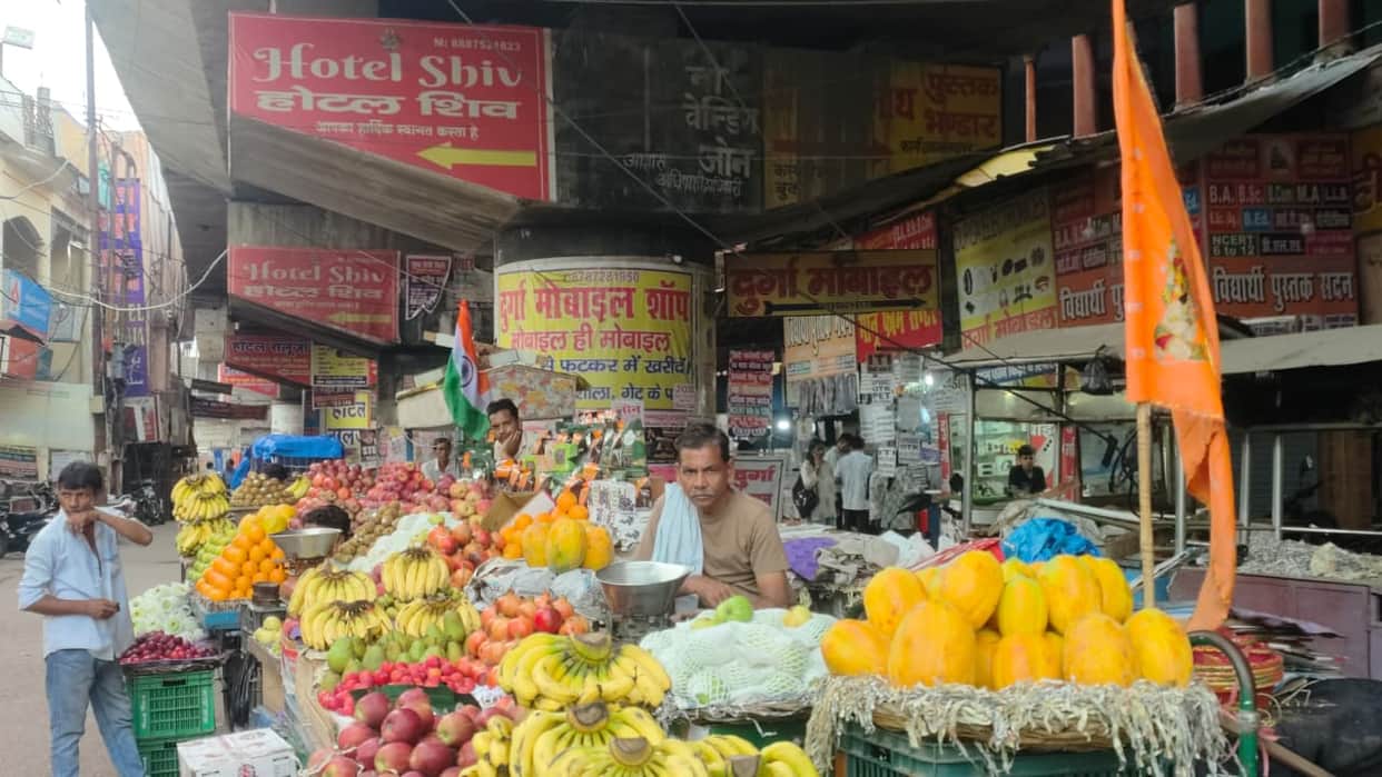 Shops springing up in no-vending zones and on footpaths.