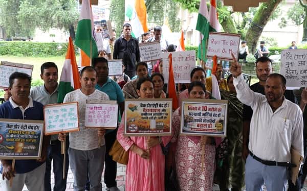 Unemployed B.Ed.-trained candidates take to the streets, demand batch-wise recruitment.