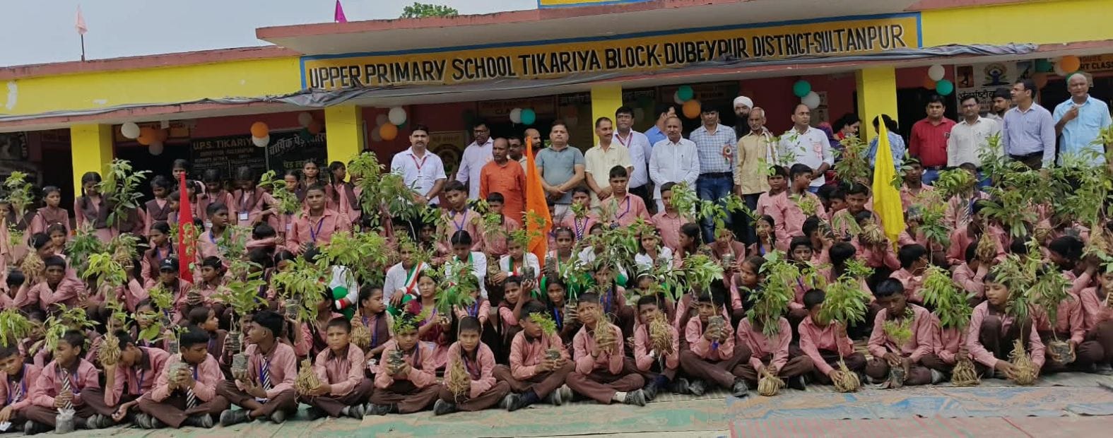 उच्च प्राथमिक विद्यालय टिकरिया में बच्चों को दिए गए फलदार पौधे। स्रोत-संस्थान