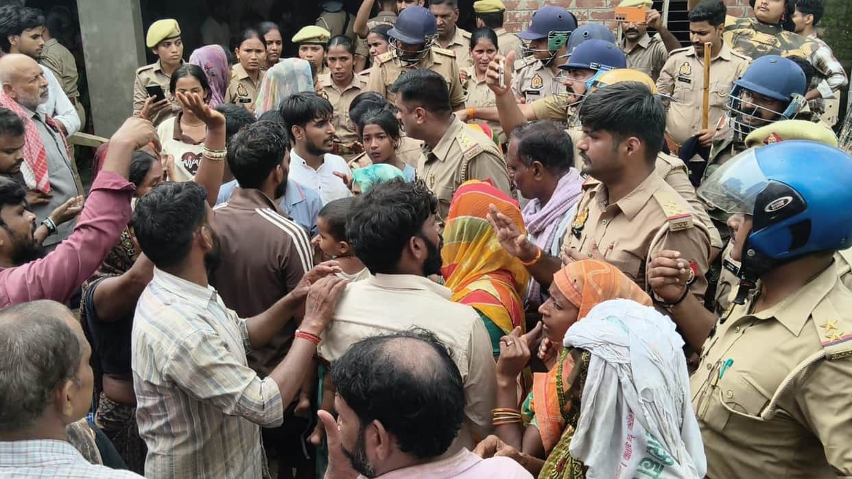 Altercation between villagers and police; commotion ensues