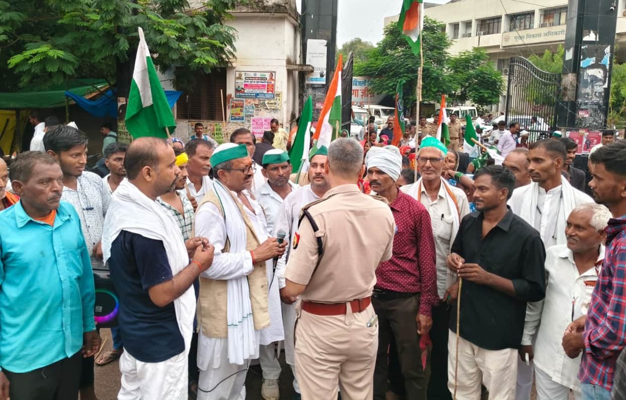 Farmers gheraoed the CDO office.