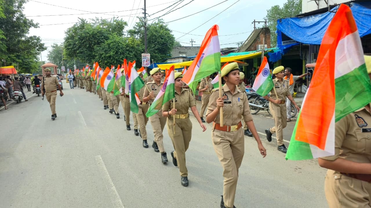 यात्रा में हाथ में तिरंगा लेकर जाती महिला पुलिस कर्मी। स्रोत पुलिस