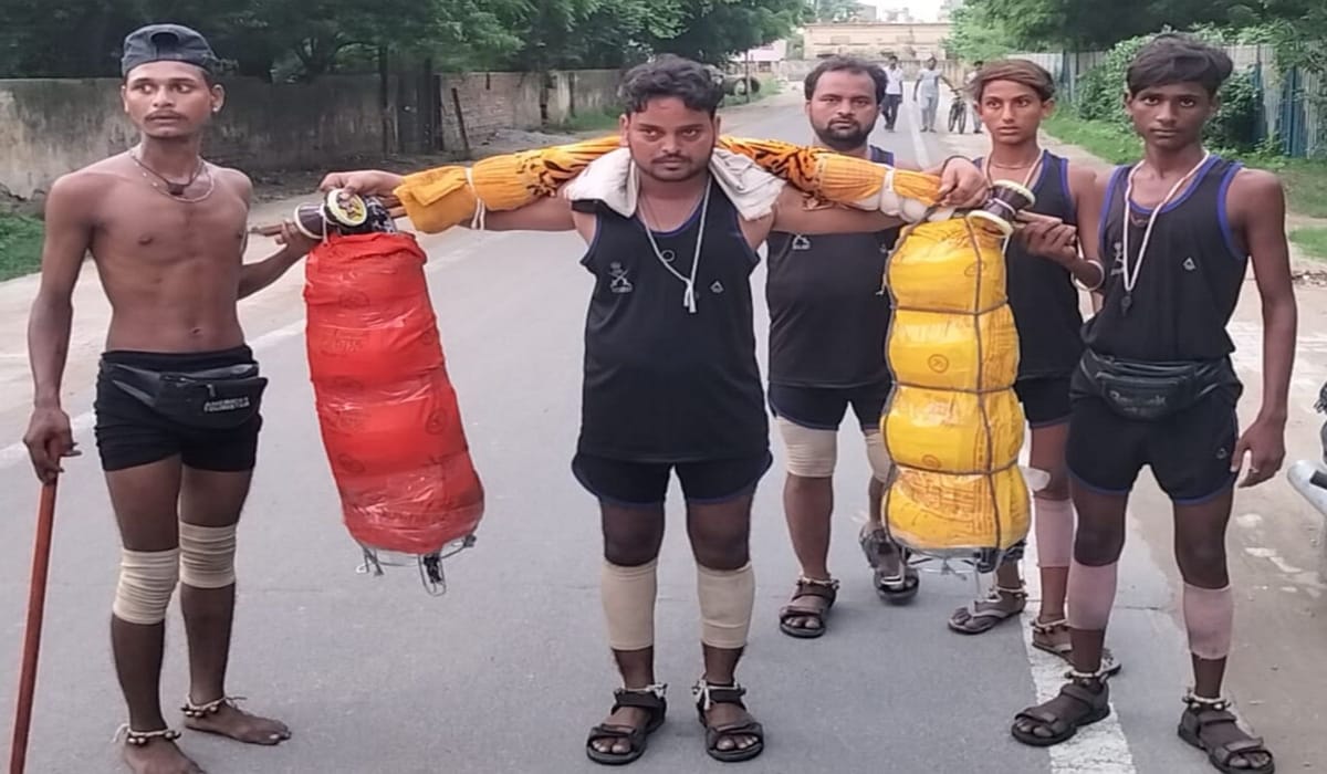 Firozabad News: प्रधानी की जीत के लिए 61 किलो की कलश यात्रा लेकर निकले शिवभक्त