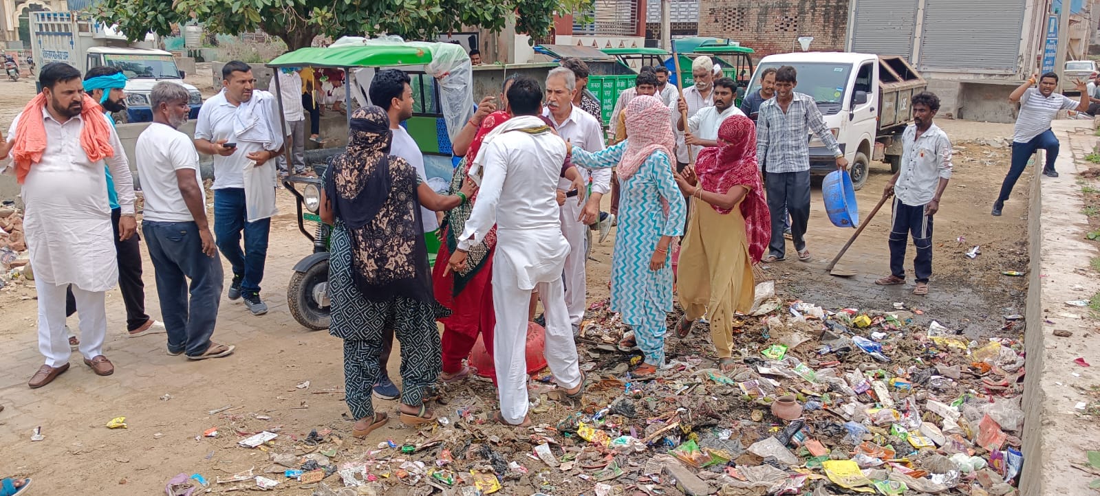 14 जुलाना 01: नपा चेयरमैन का विरोध करते कर्मचारी। संवाद