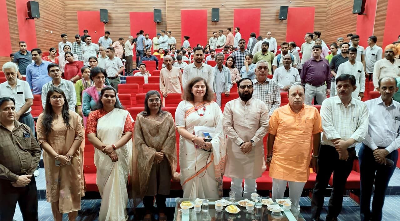 14जेएनडी12- जिला स्तरीय विभाजन विभीषिका स्मृति दिवस कार्यक्रम में मौजूद मुख्यातिथि व अन्य। स्र