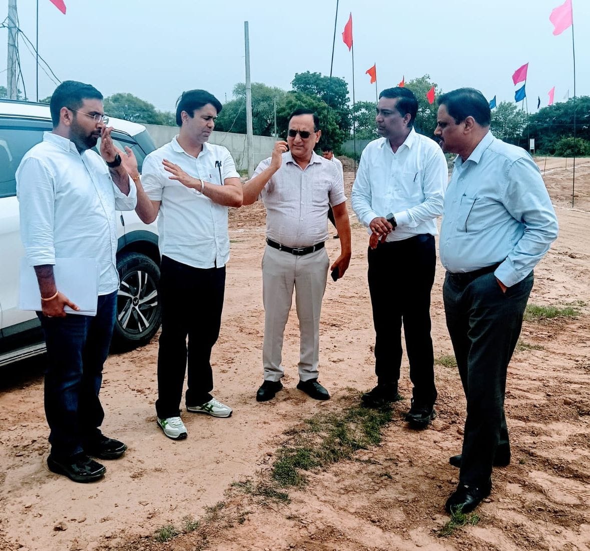 14जेएनडी15: जलघर का निरीक्षण करते हुए जनस्वास्थ्य विभाग के अधिकारी। स्रोत: विभाग