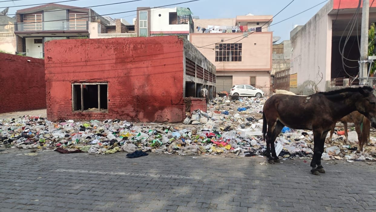 Sanitation workers stopped contractors' employees from collecting garbage, leaving over 70 tons of garbage piled up on the streets.