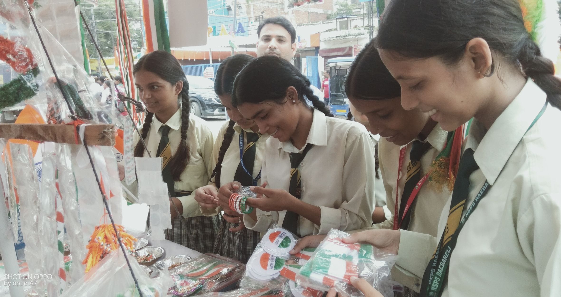 आजादी के जश्न के लिए सामग्री खरीदतीं छात्राएं