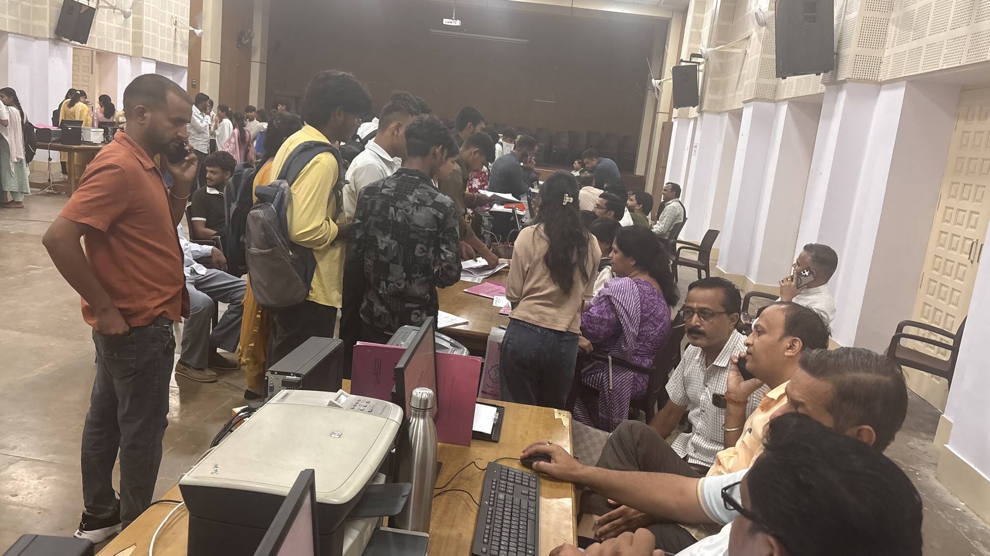 आरकेएसडी कॉलेज में दाखिले के लिए पहुंचे छात्र। विज्ञप्ति