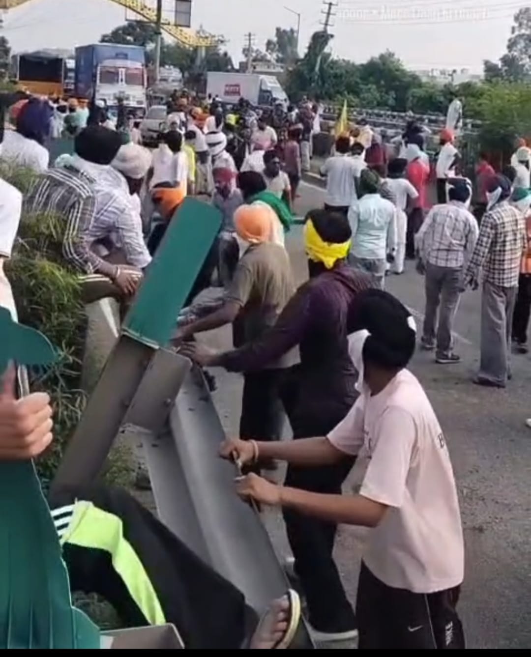 अंबाला-चंडीगढ़ नेशनल हाईवे की रेलिंग तोड़ते हुए प्रदर्शनकारी की फोटो जारी: पुलिस पीआरओ