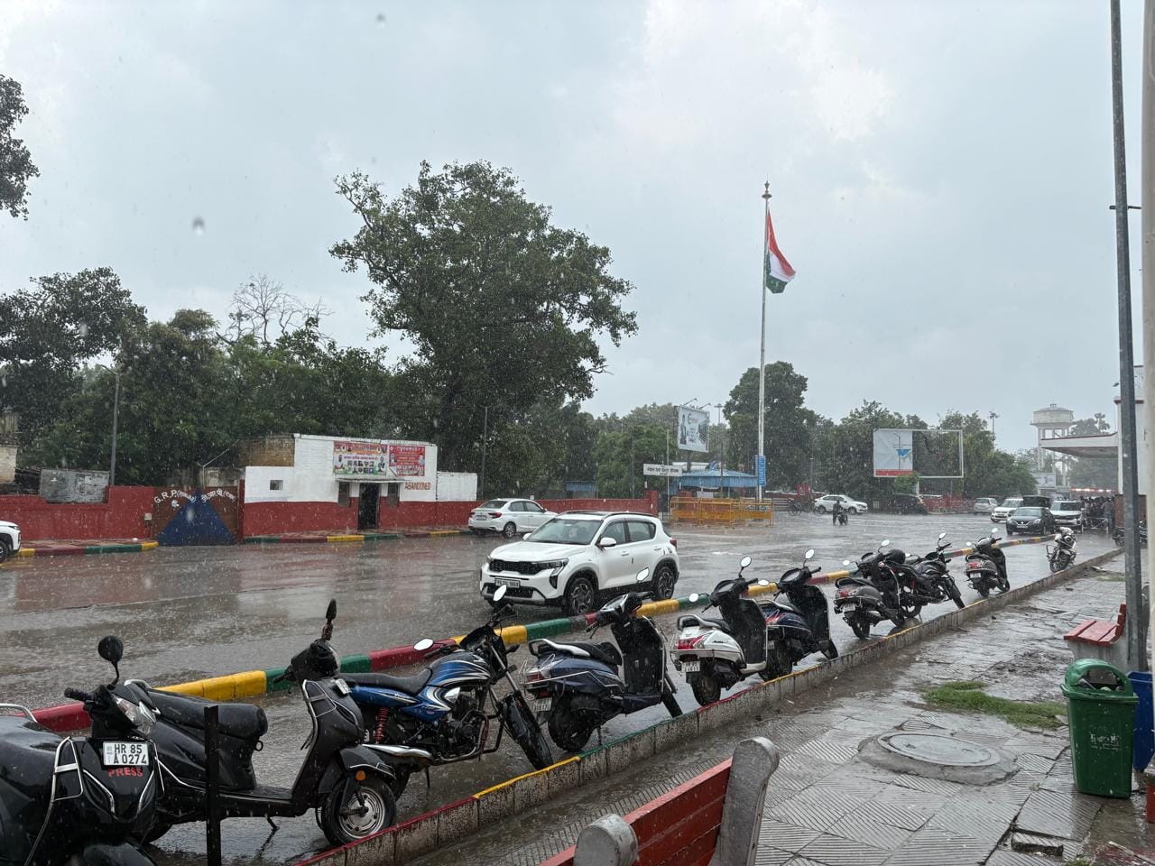 अंबाला कैंट रेलवे स्टेशन पर बारिश के बीच लहराता तिरंगा। संवाद