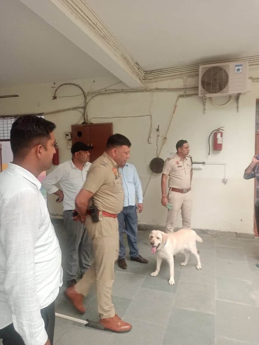 Threat to bomb school, municipal corporation and court