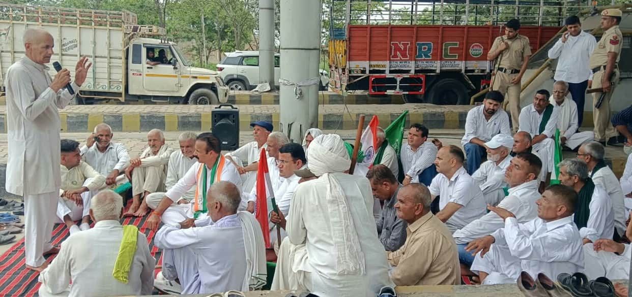 BKU, Khap, and Congress leaders staged a protest at the toll plaza for 45 minutes.