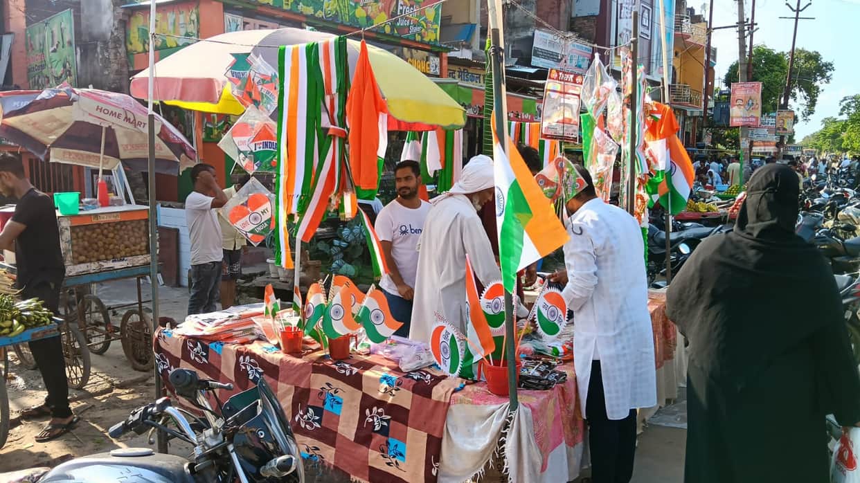 Siddharthnagar News: Tricolour flags purchased in large numbers for Independence Day celebrations