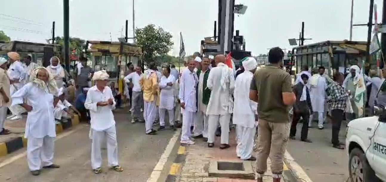 फोटो 14जेएनडी06-दिल्ली-संगरूर नेशनल हाईवे पर खटकड़ टोल प्लाजा पर डटे खाप प्रतिनिधि और किसान। स