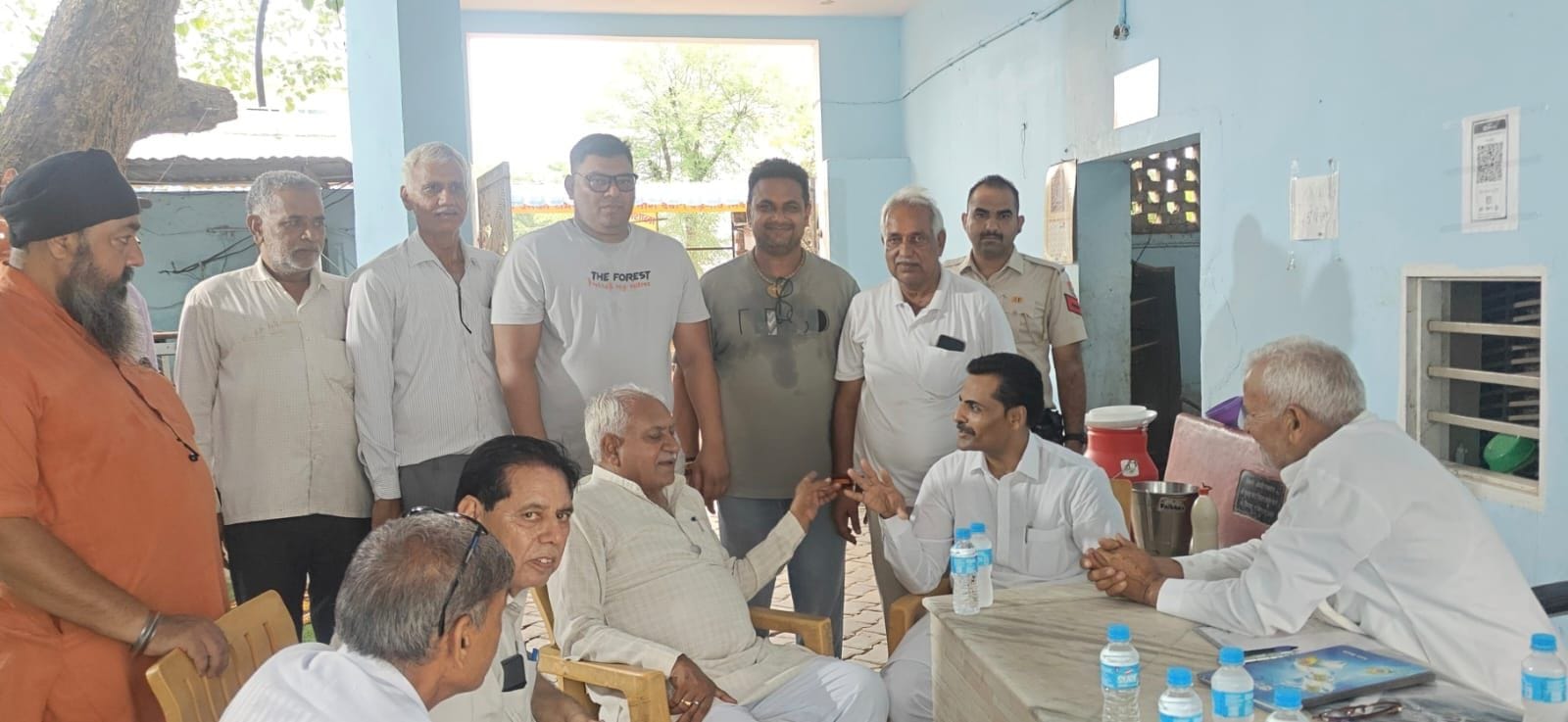 फोटो नंबर-07गोशाला में निरीक्षण के दौरान पदाधिकारियों से जानकारी लेते  गोसेवा आयोग के चेयरमै