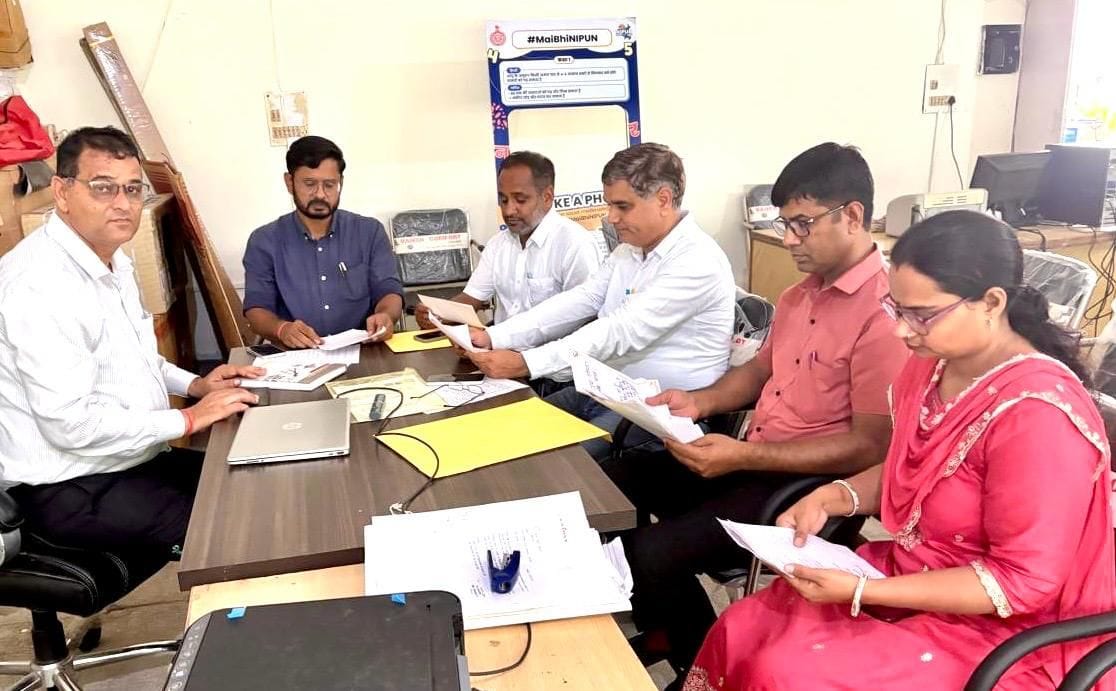 फोटो नंबर-09छात्रों द्वारा लिखे गए पत्रों की छटनी कर सैनिकों तक भेजने के कार्य मेंजुटे अधिका