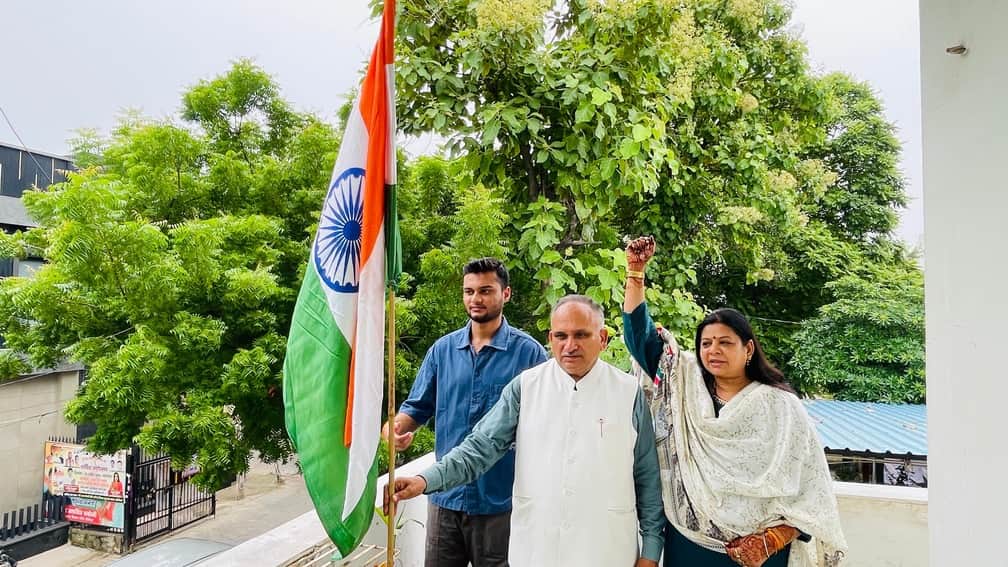 Mayor Rajiv Jain hoisted the national flag with his family.
