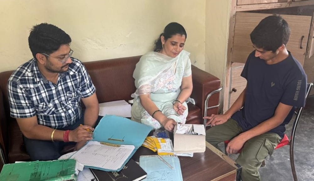 फोटो - दिव्यांग सेवा संस्थान में बच्चे की स्वास्थ्य जांच करते हुए एएमओ डॉ. चक्रवर्ती शर्मा। स्र
