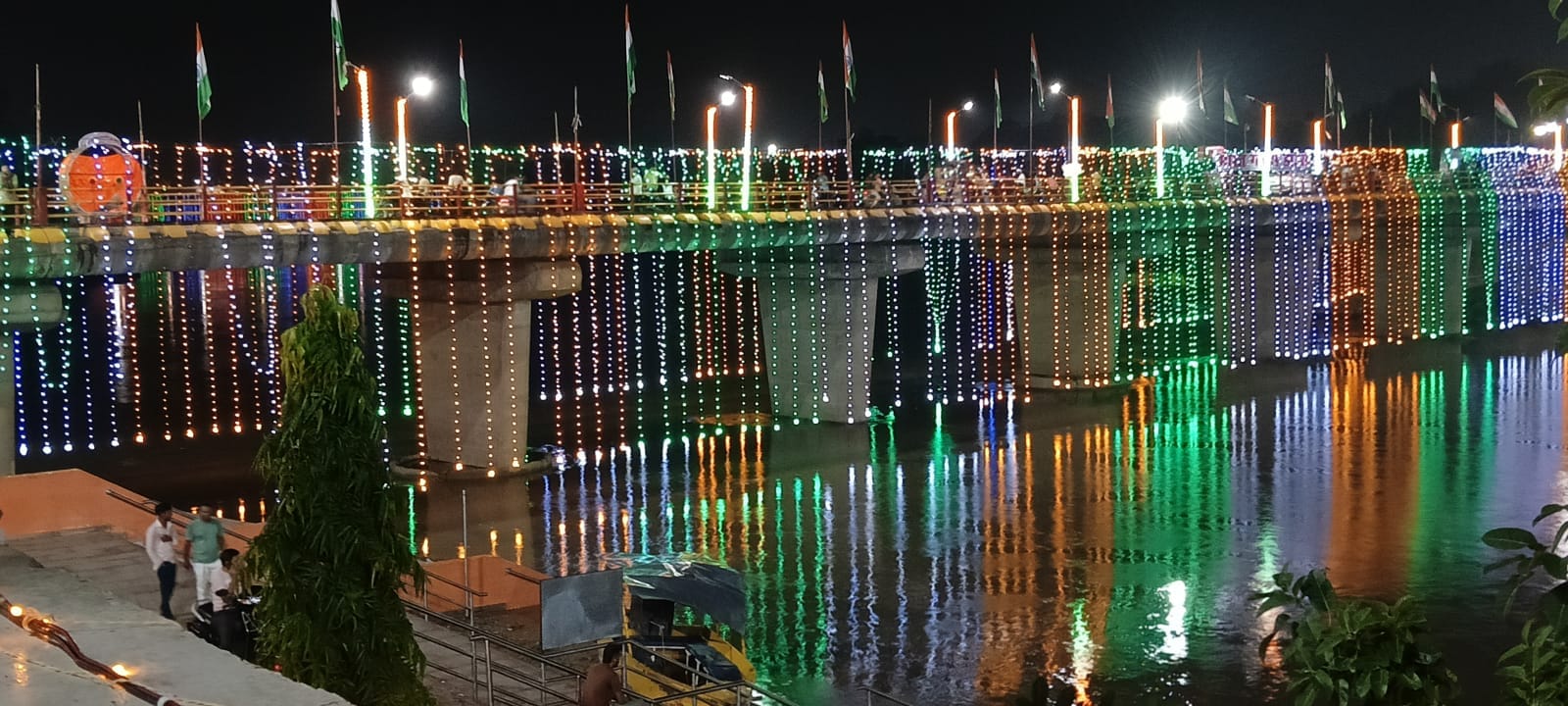 गोमती नदी पर की गई सजावट। संवाद