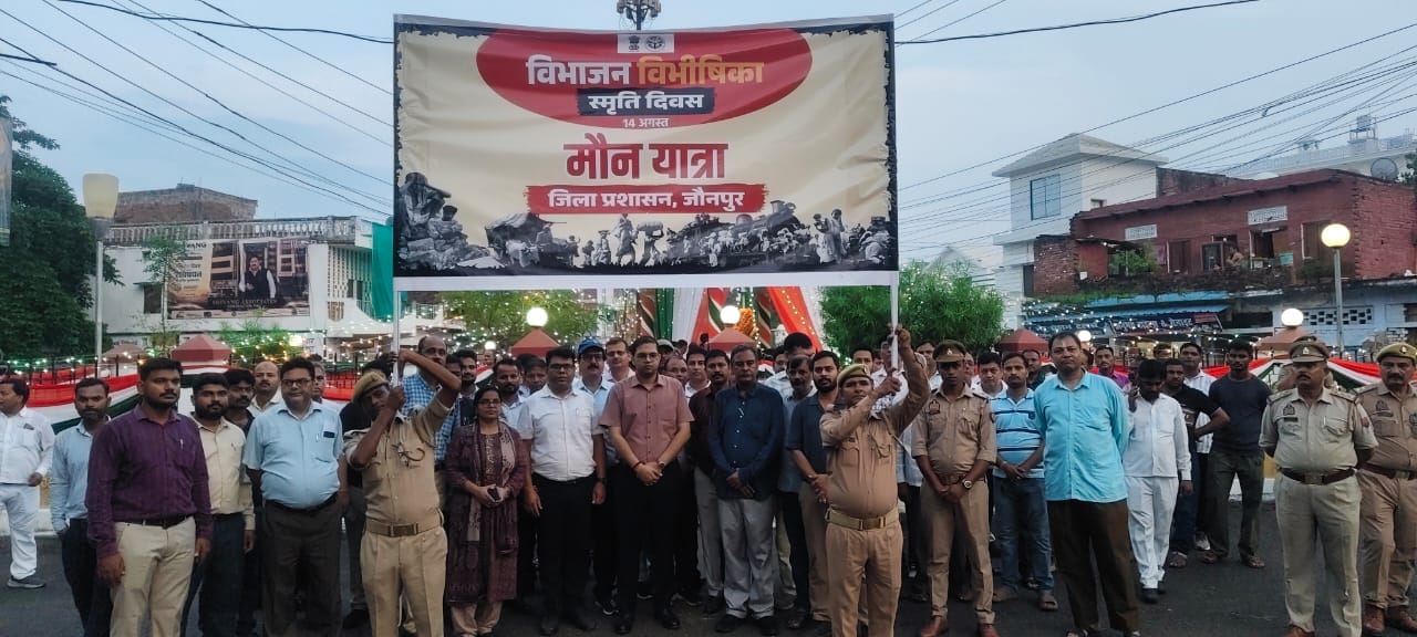 गांधी तिराहे प्रतिमा के समाप पहुंचा प्रशासन की ओर से निकाला गया मौन जुलूस। सूचना विभाग