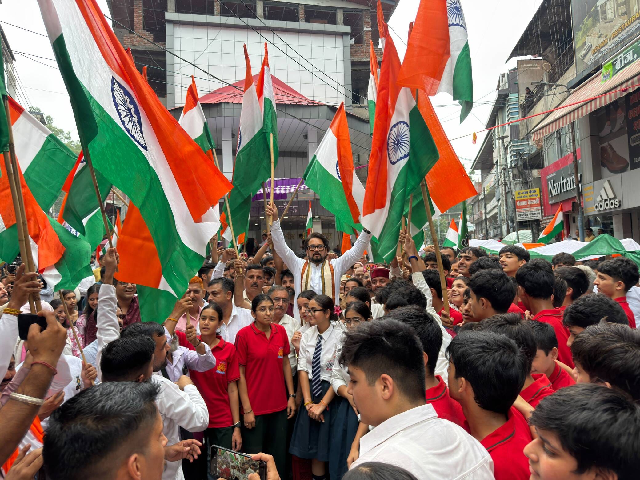 हमीरपुर के मुख्य बाजार में तिरंगा यात्रा के दौरान सांसद अनुराग ठाकुर एवं अन्य भाजपा नेता विद्या