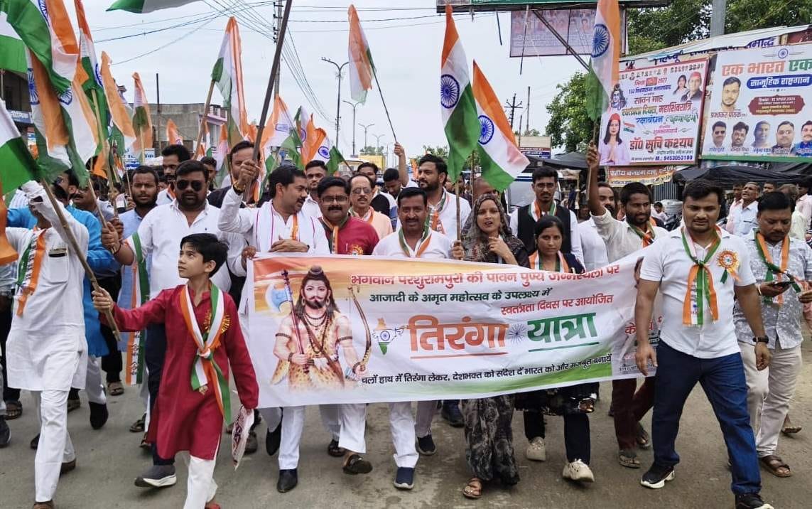 Shahjahanpur News: तिरंगे की शान में निकली यात्रा, वंदेमातरम की गूंज