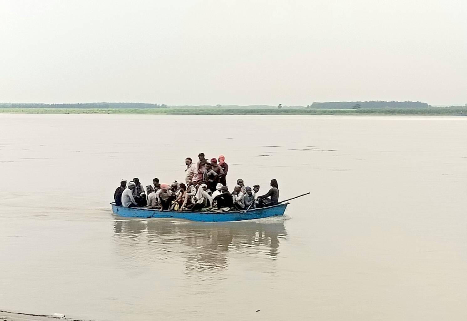 जान जोखिम में। मंडावर के खादर क्षेत्र में जान जोखिम में डालकर नाव से जाते ग्रामीण। संवाद