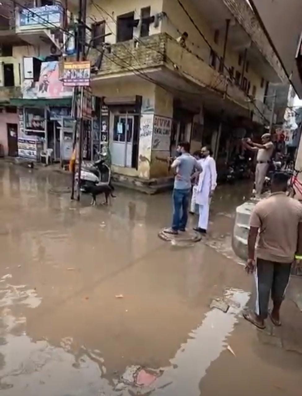 जायजा लेते निगम कमिश्नर