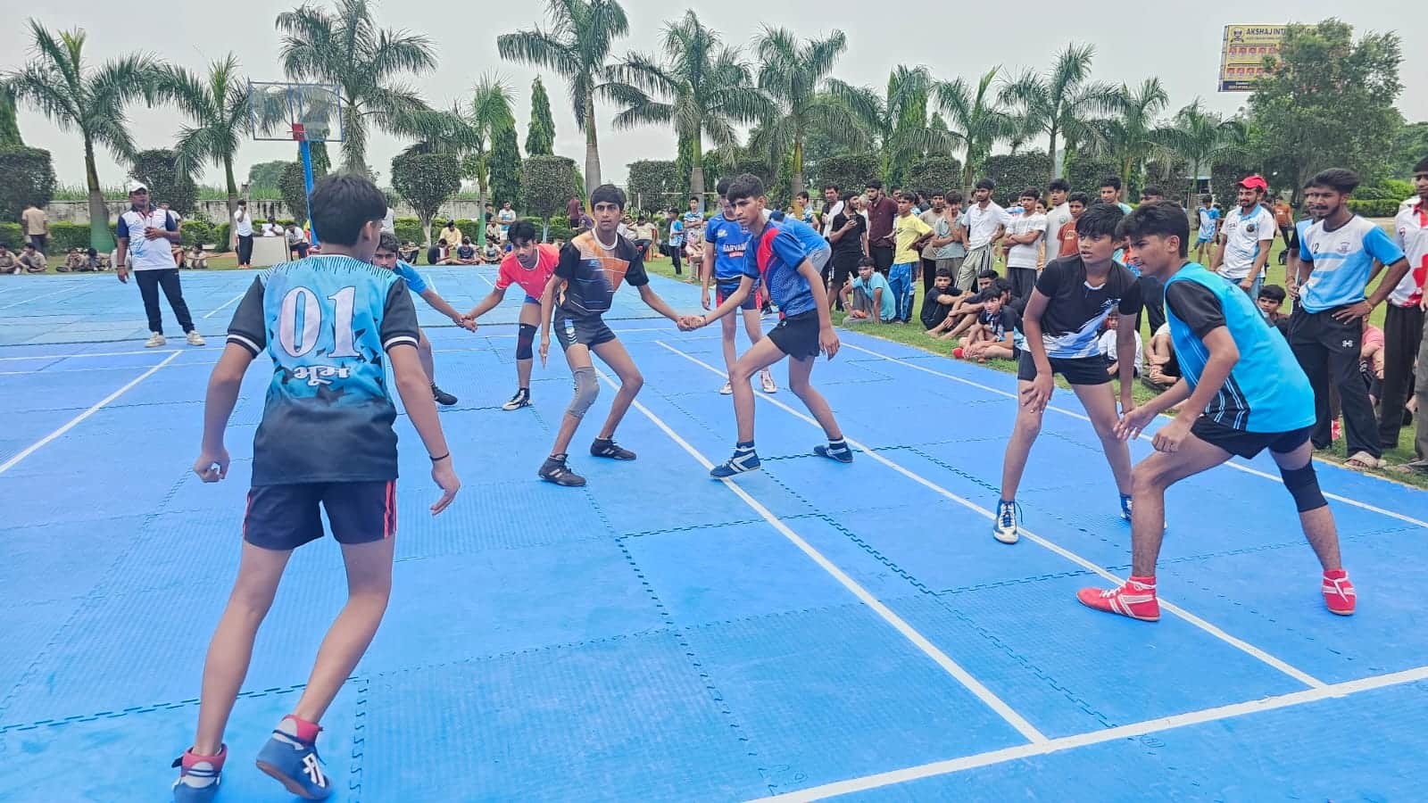 कबड्डी प्रतियोगिता में दमखम दिखाते खिलाड़ी। संस्थान