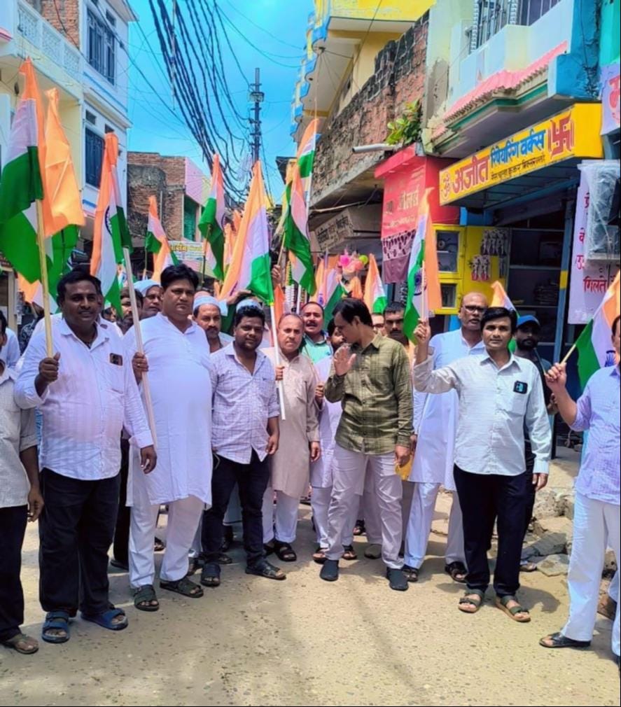 Mau News: स्वतंत्रता दिवस की पूर्व संध्या पर व्यापारियों ने निकाली तिरंगा यात्रा