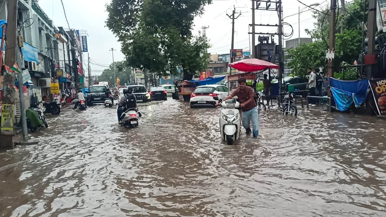 One hour of rain exposes the administration's shortcomings; lack of drainage leads to waterlogging in the city.