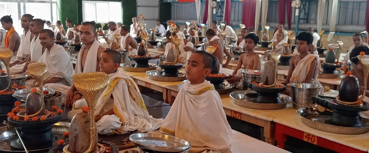 Rudrabhishek of 251 Shivlings is being performed during the Ekadash Atirudra Mahayajna.