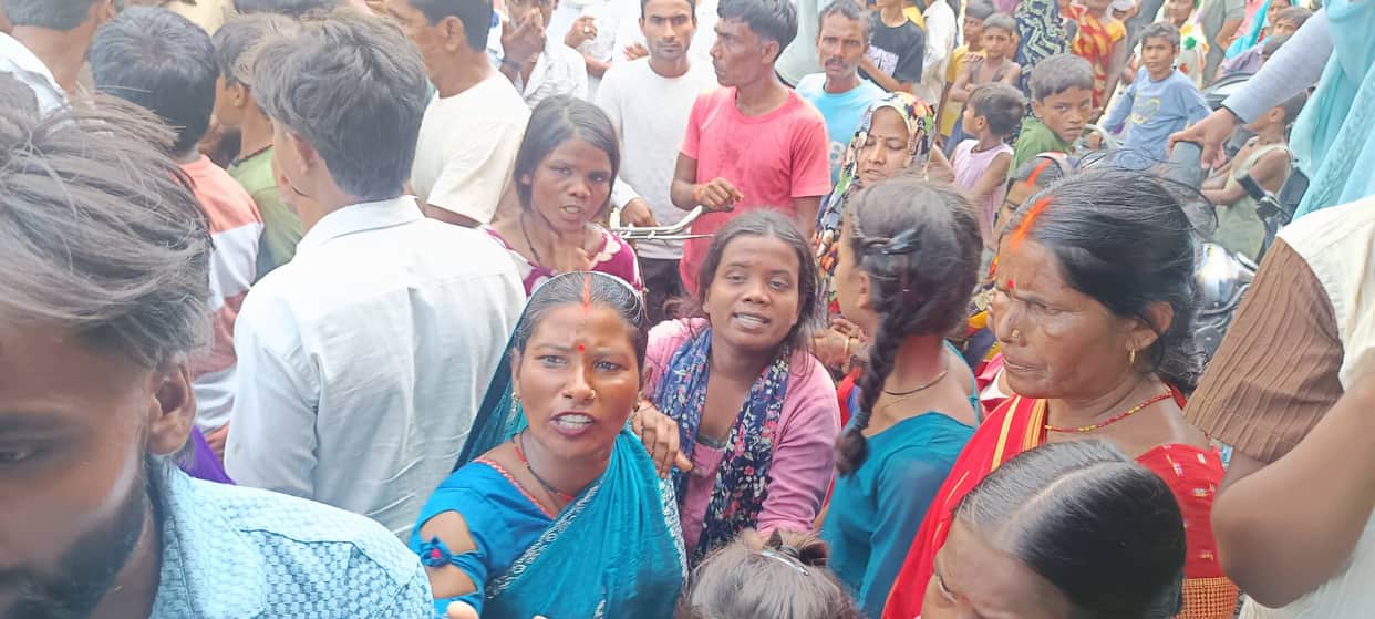 After Karan's death, the crowd went out of control, pelting stones from the road to the college, and creating ruckus.