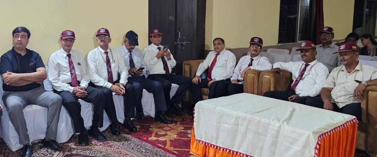 Ex-servicemen honored at Badaun Club; atmosphere filled with patriotic songs.