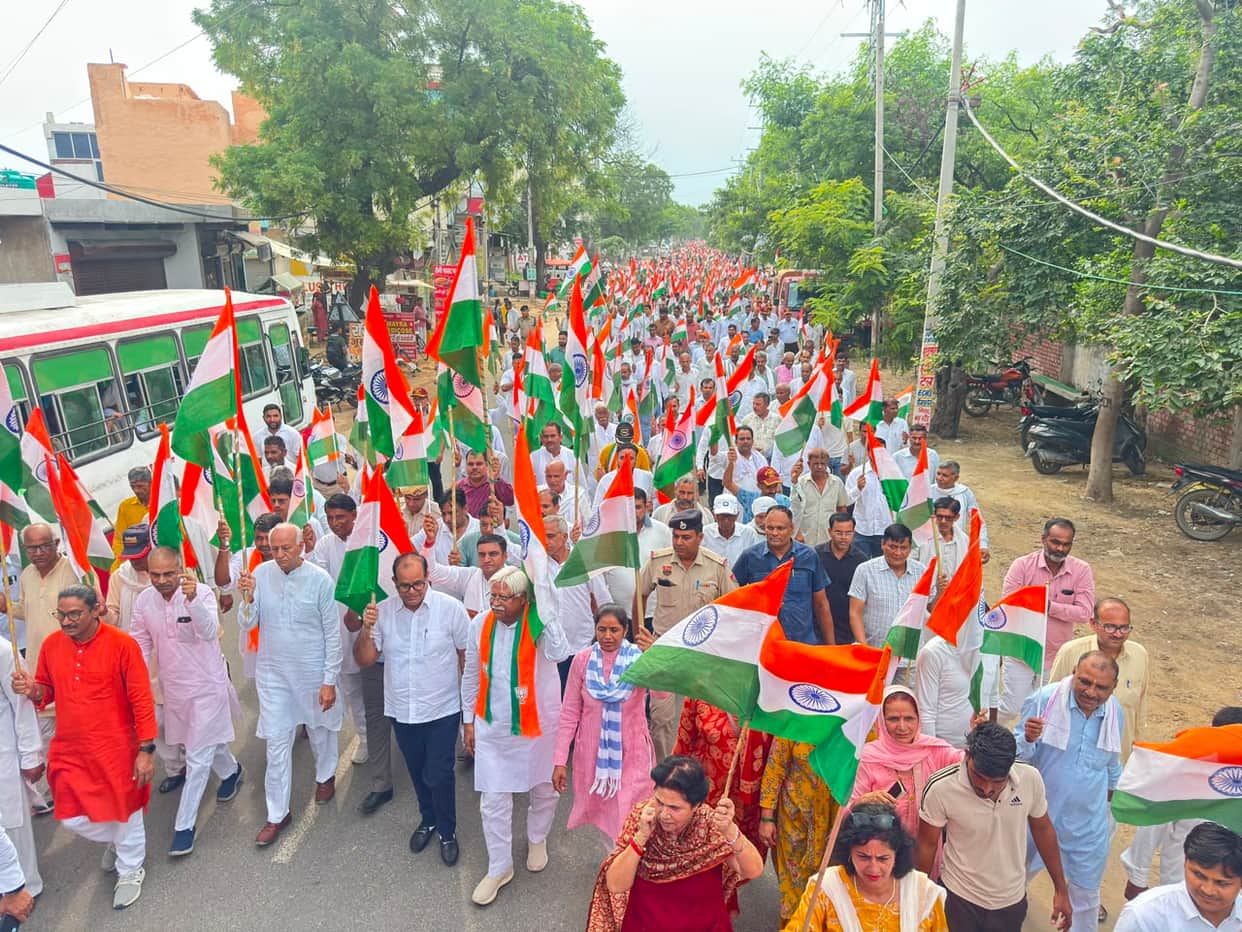 Tiranga Yatra taken out in Kosli; students participated.